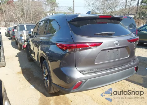 2021 Toyota Highlander Xle z USA, uszkodzony, nr VIN 5TDHZRAH5MS532462